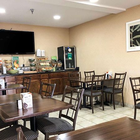 Quality Inn I-70 At Wanamaker Топика Екстериор снимка