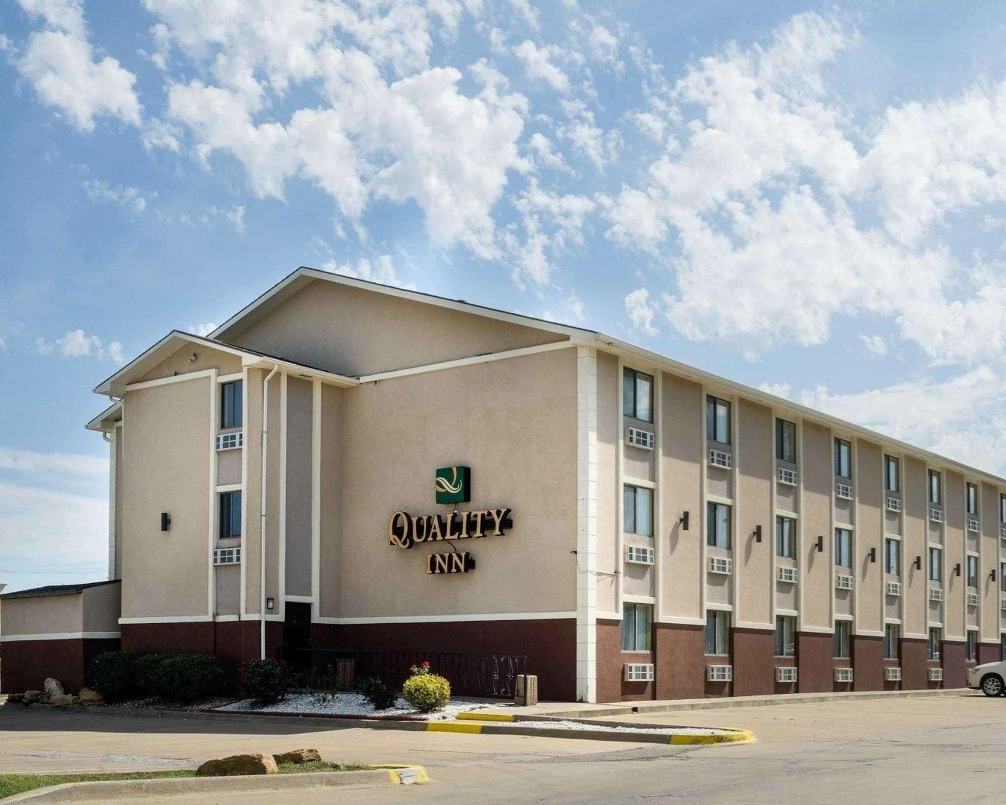 Quality Inn I-70 At Wanamaker Топика Екстериор снимка
