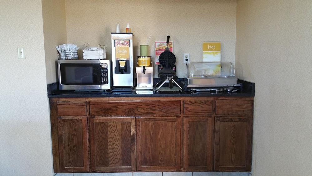 Quality Inn I-70 At Wanamaker Топика Екстериор снимка