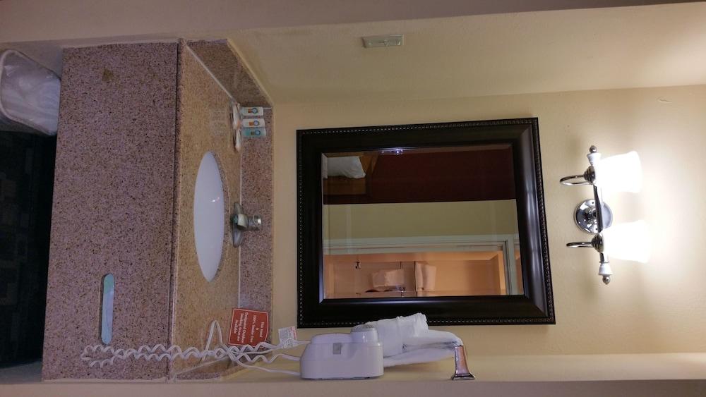 Quality Inn I-70 At Wanamaker Топика Екстериор снимка