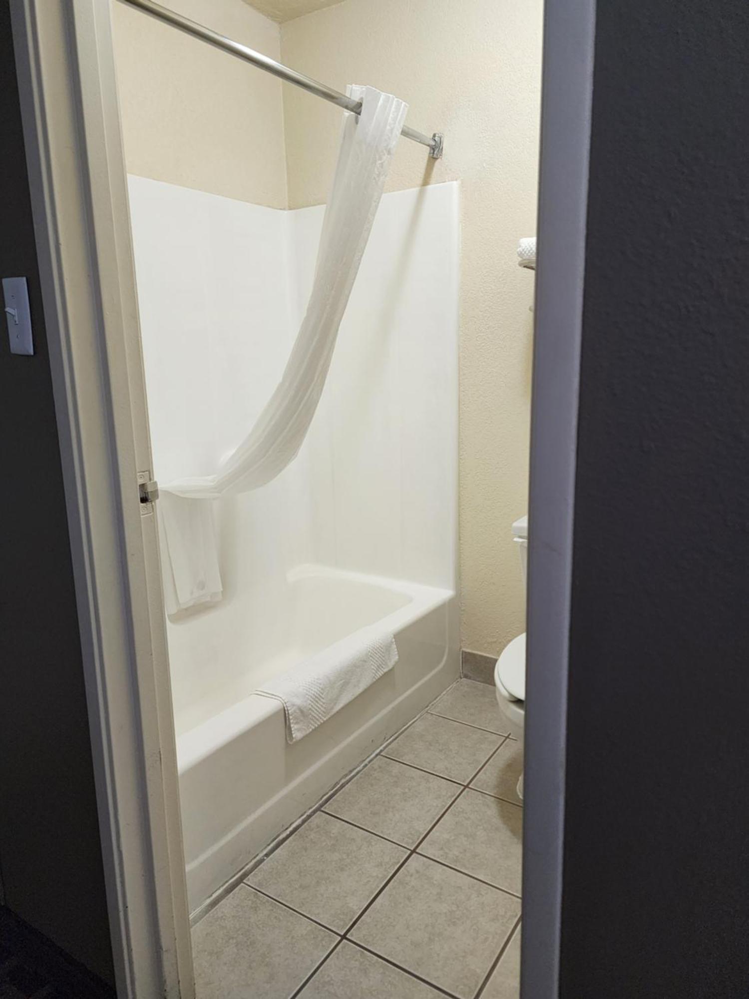Quality Inn I-70 At Wanamaker Топика Екстериор снимка