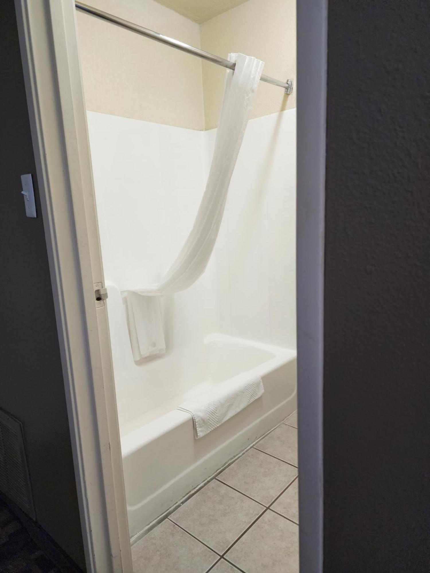 Quality Inn I-70 At Wanamaker Топика Екстериор снимка