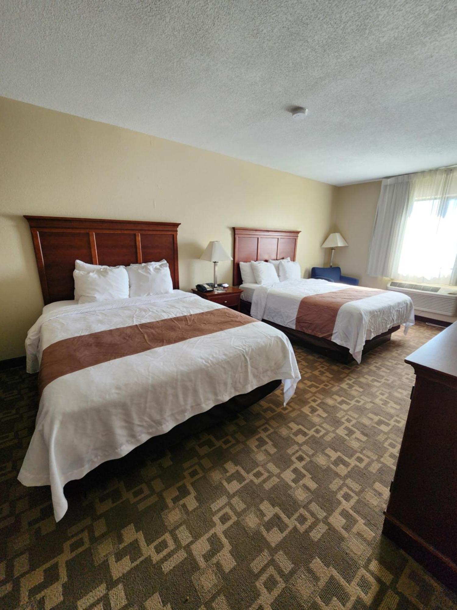 Quality Inn I-70 At Wanamaker Топика Екстериор снимка