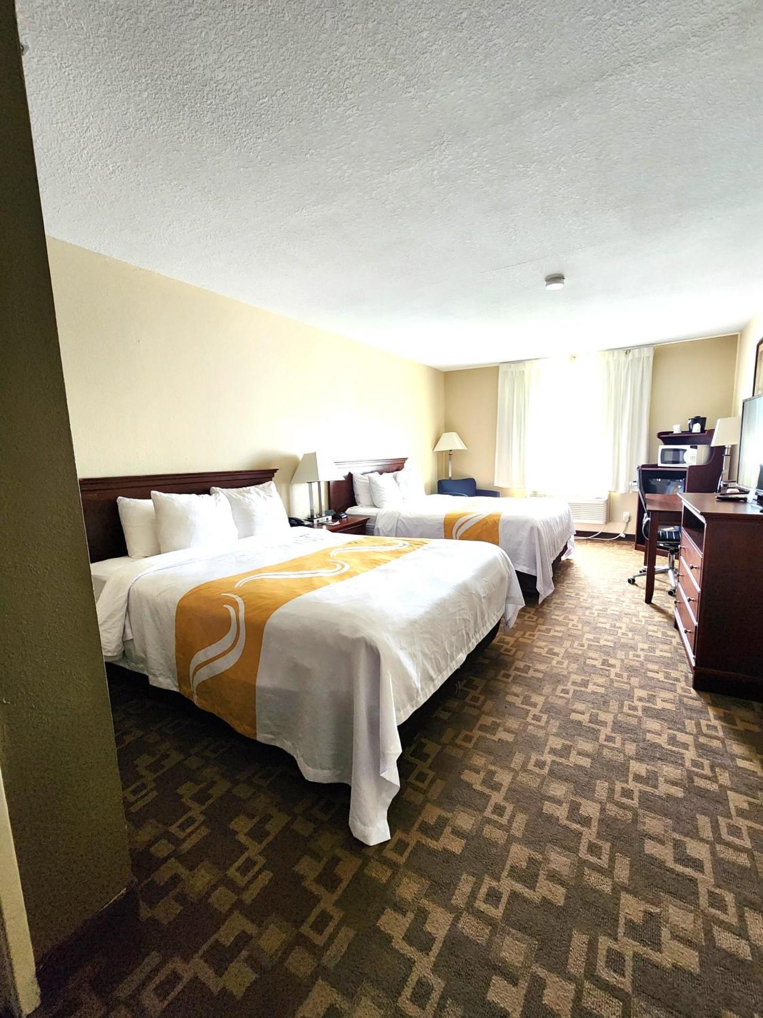 Quality Inn I-70 At Wanamaker Топика Екстериор снимка