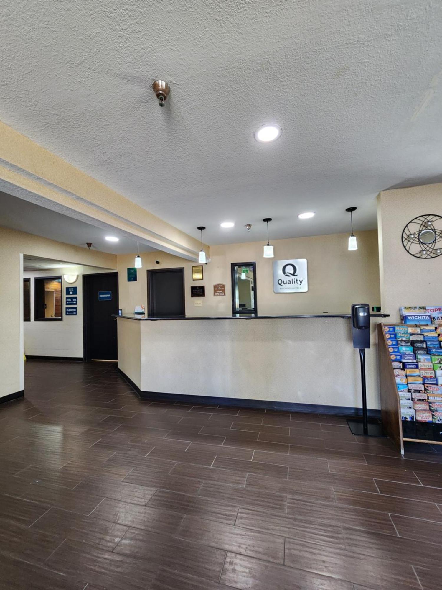 Quality Inn I-70 At Wanamaker Топика Екстериор снимка