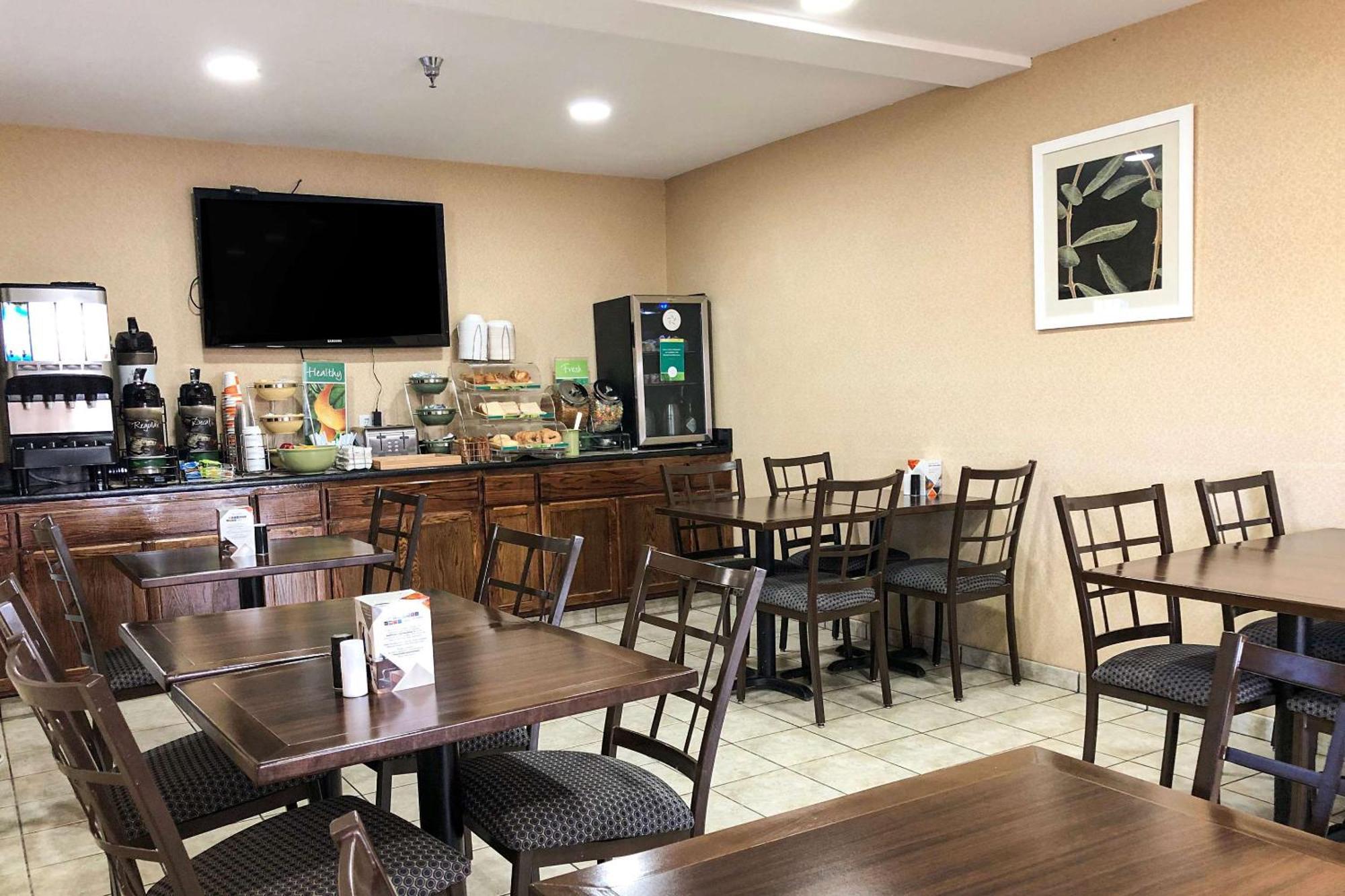 Quality Inn I-70 At Wanamaker Топика Екстериор снимка
