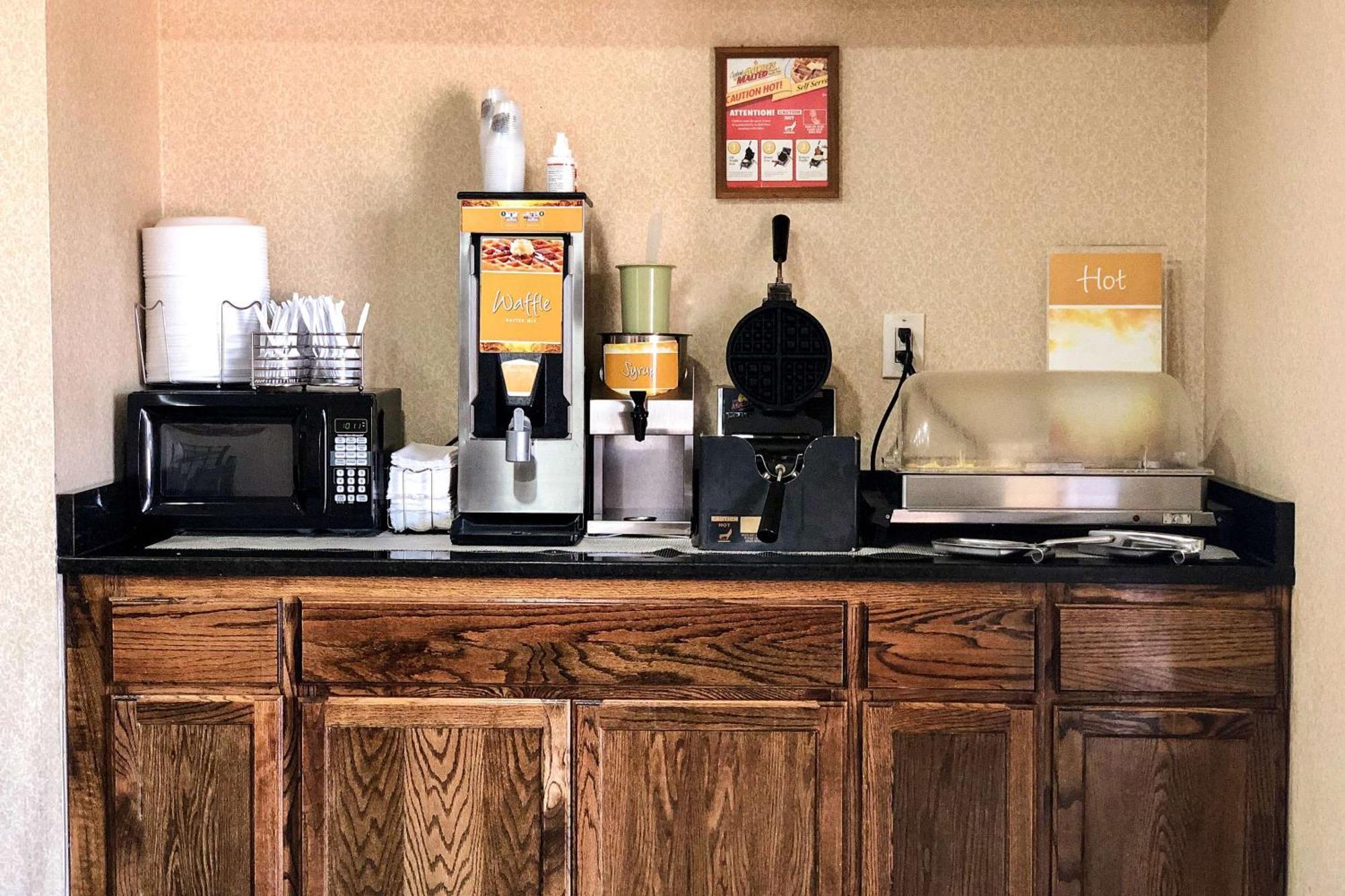 Quality Inn I-70 At Wanamaker Топика Екстериор снимка