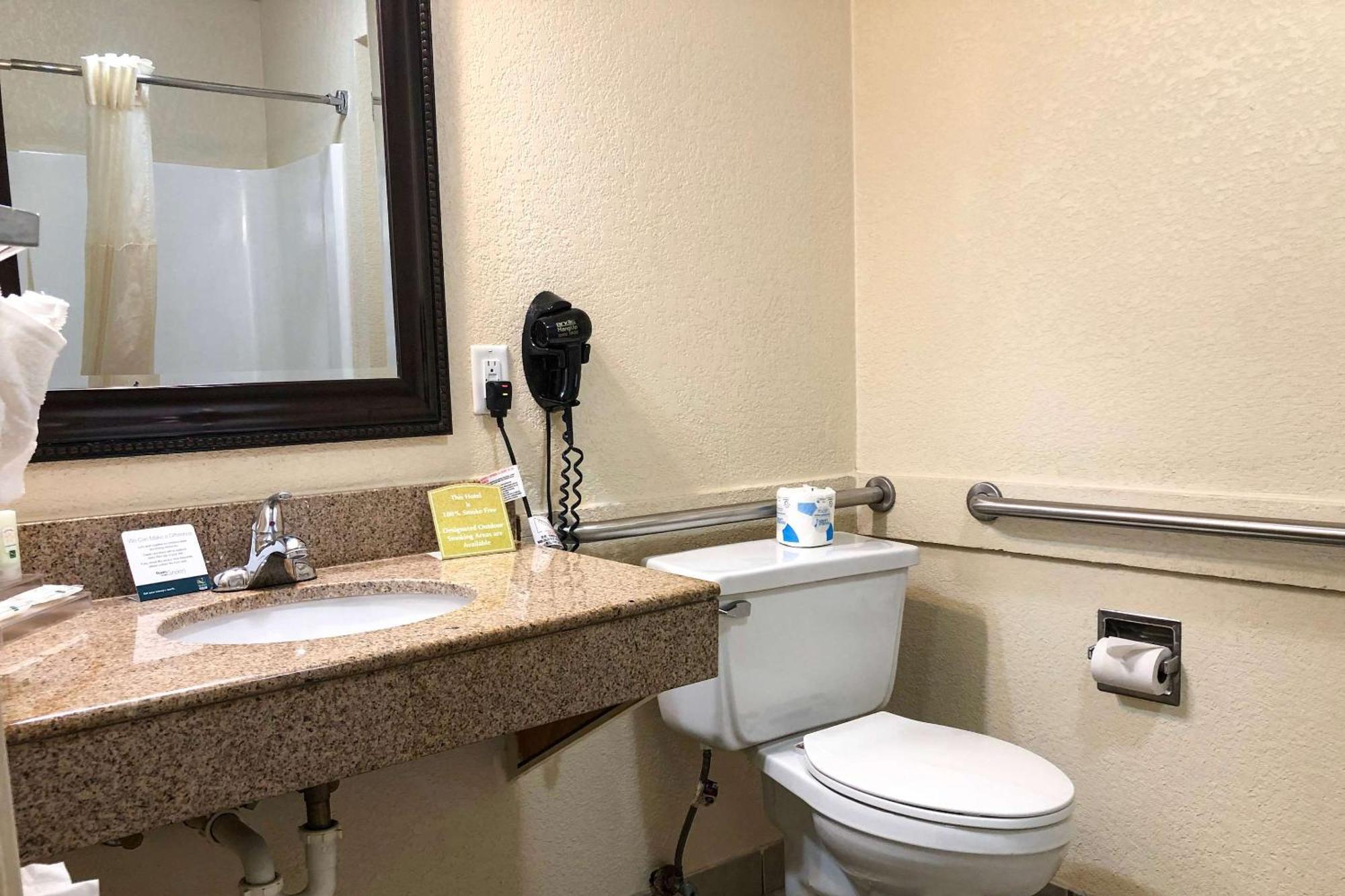Quality Inn I-70 At Wanamaker Топика Екстериор снимка