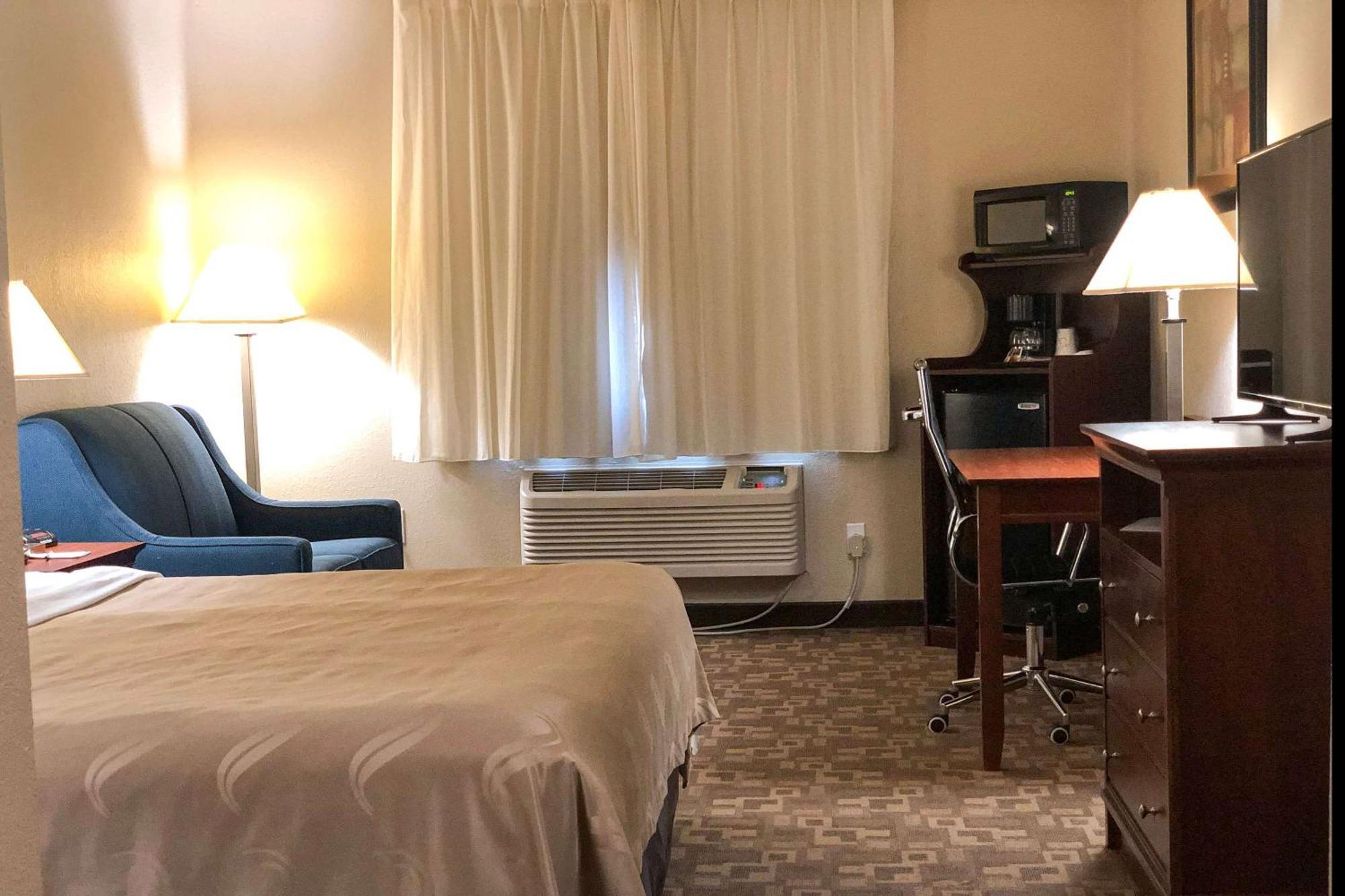 Quality Inn I-70 At Wanamaker Топика Екстериор снимка