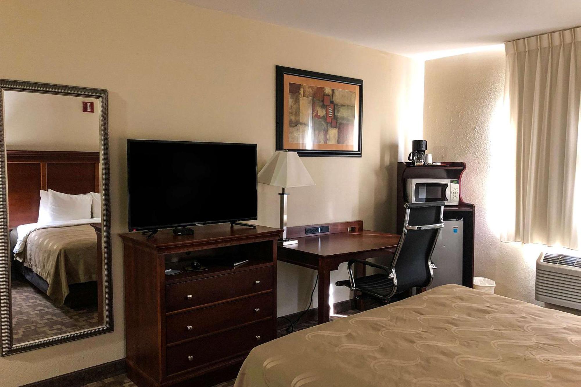 Quality Inn I-70 At Wanamaker Топика Екстериор снимка