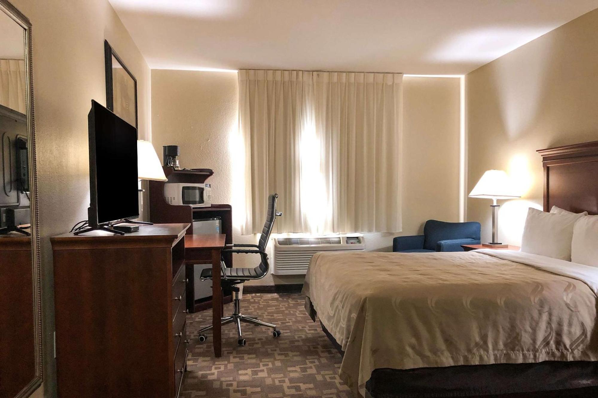 Quality Inn I-70 At Wanamaker Топика Екстериор снимка