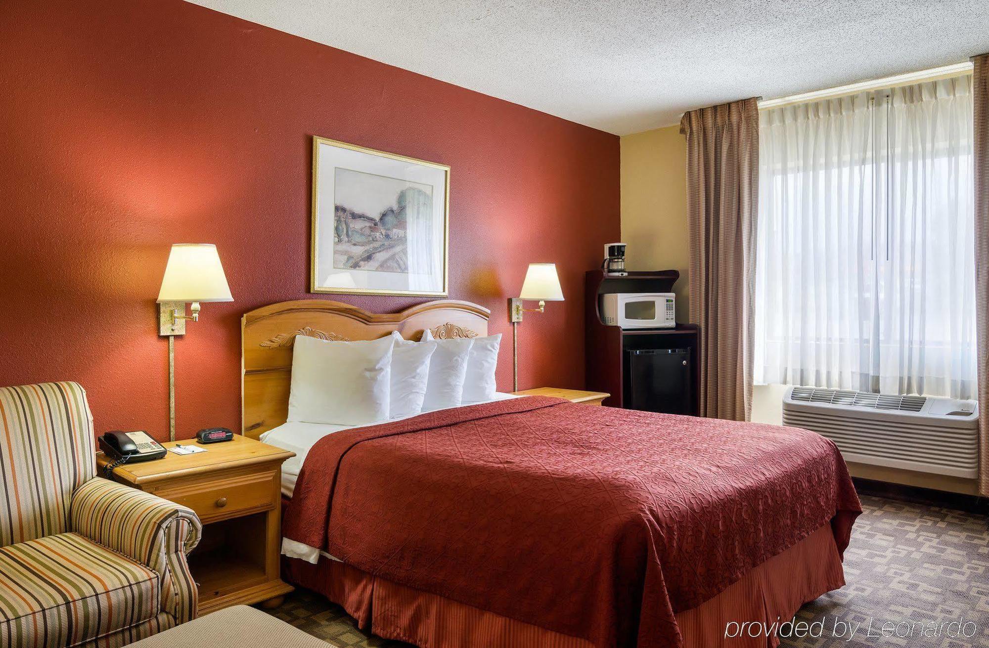 Quality Inn I-70 At Wanamaker Топика Екстериор снимка