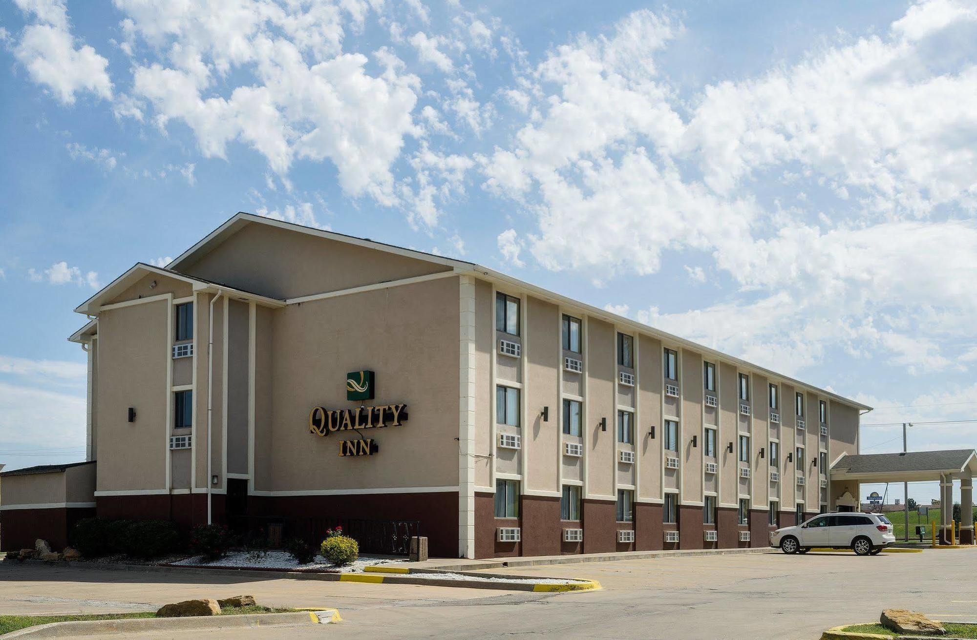 Quality Inn I-70 At Wanamaker Топика Екстериор снимка