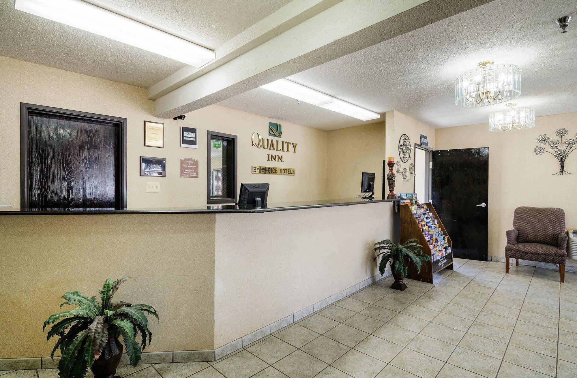 Quality Inn I-70 At Wanamaker Топика Екстериор снимка