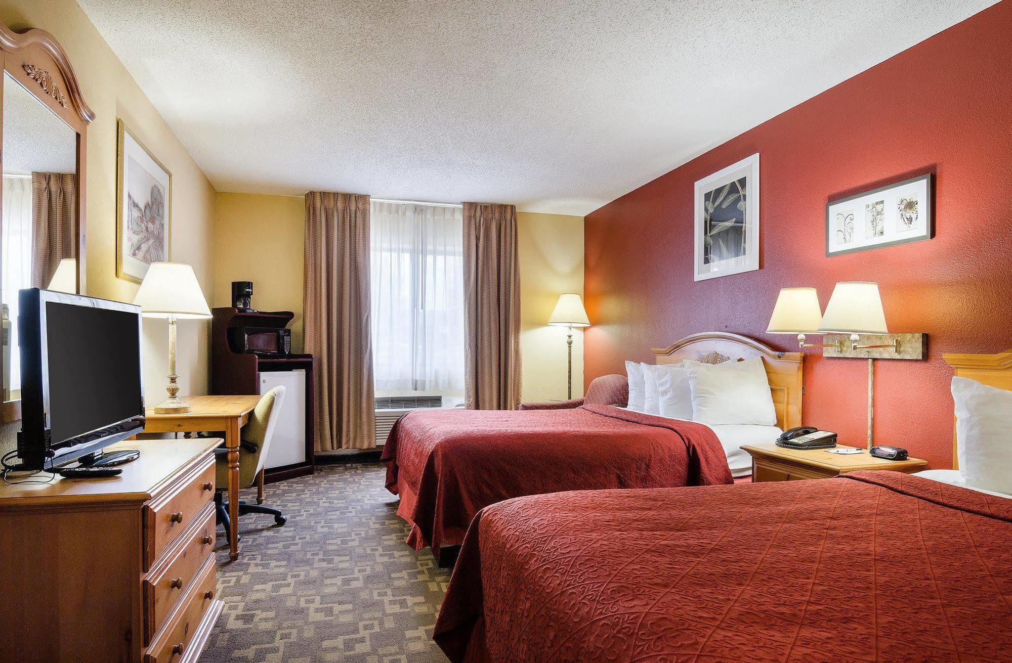 Quality Inn I-70 At Wanamaker Топика Екстериор снимка