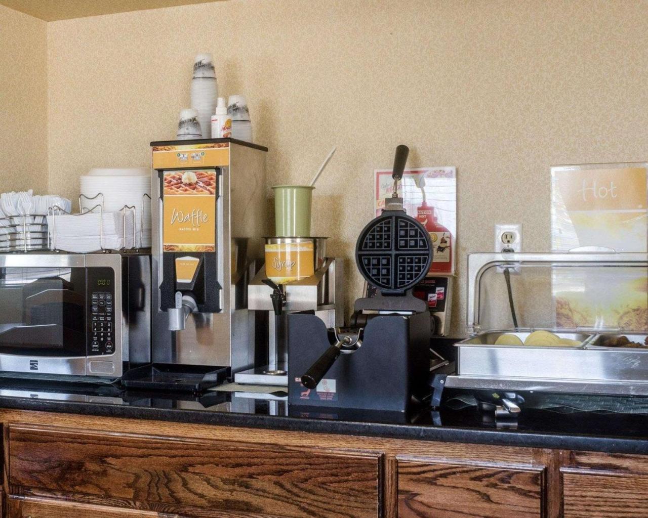 Quality Inn I-70 At Wanamaker Топика Екстериор снимка
